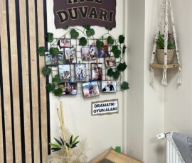Galeri 30 Özel Bağcılar Beş Renk Anaokulu sınıfında Aile Duvarı ve dramatik oyun alanı