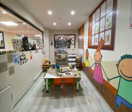Galeri 29 Özel Bağcılar Beş Renk Anaokulu sınıf içi sanat köşesi