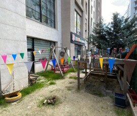 Galeri 5 Özel Bağcılar Beş Renk Anaokulu bahçesindeki ahşap oyun evi