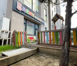 Galeri 3 Özel Bağcılar Beş Renk Anaokulu bahçe alanından görünüm
