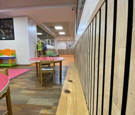 Galeri 8 Özel Bağcılar Beş Renk Anaokulu ortak kullanım alanı ve oturma köşesi