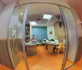 Ahşap kemerli geçiş ve arkasındaki ofis alanı