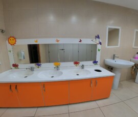 Çocuk boyuna uygun lavabolarla düzenlenmiş tuvalet alanı